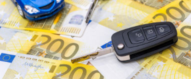 Blauer Auto mit PKW Schlüssel und Euro-Geld – Autoankauf Sofort